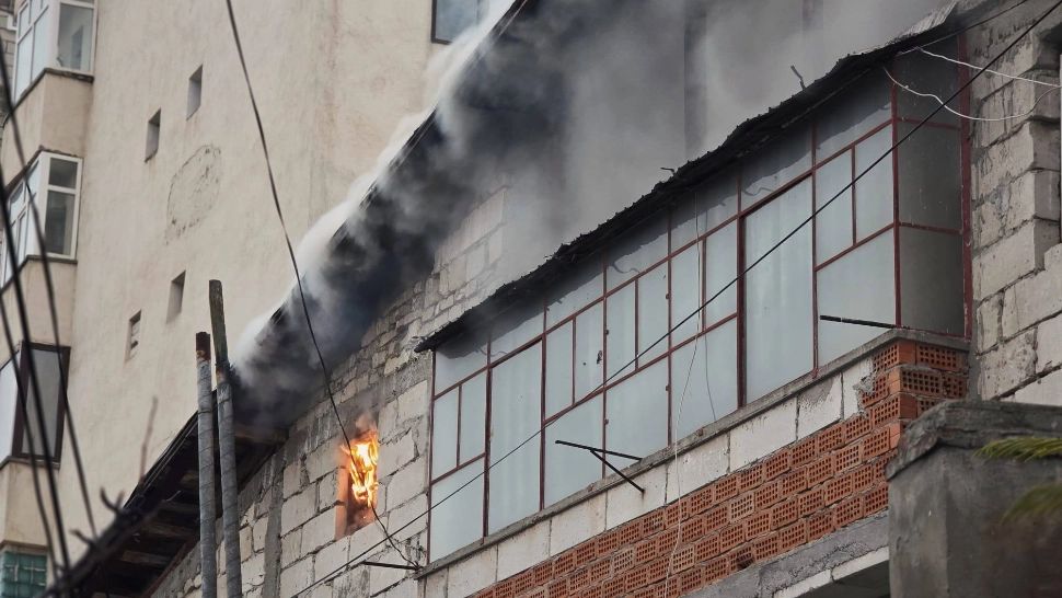 Incendiu puternic pe o stradă din Giurgiu. O femeie de 74 de ani, evacuată de pompieri