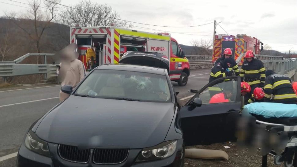Accident grav pe o șosea din Argeş. O persoană este resuscitată - VIDEO