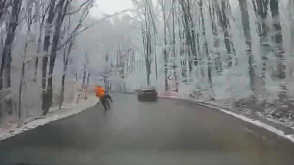 Accident teribil pe o șosea din județul Iași. Un tânăr a murit după ce a intrat cu motocicleta într‑un stâlp – VIDEO