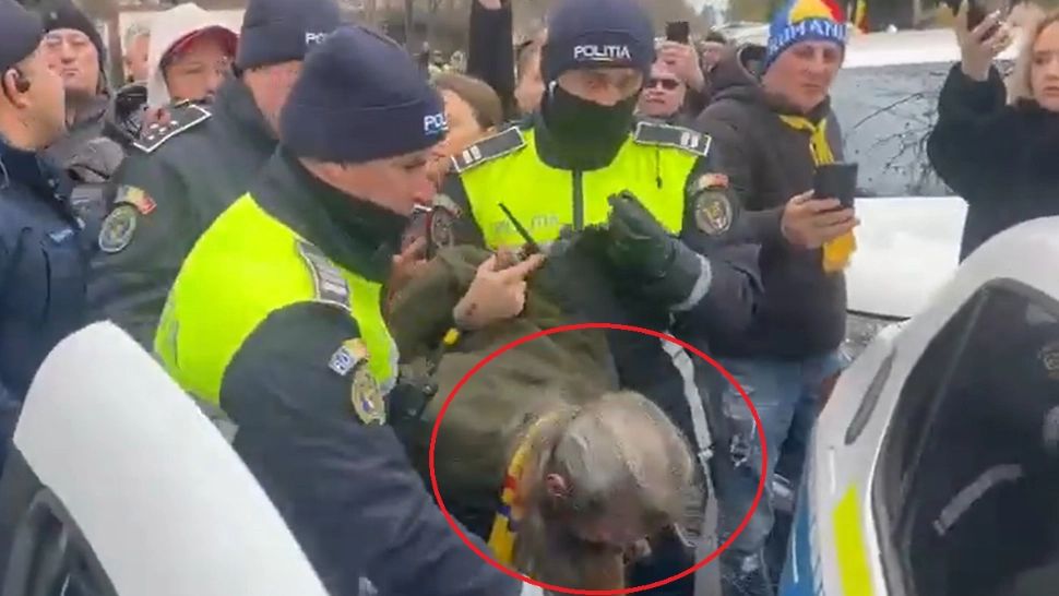 Atac la Stegarul dac, la un an de la anularea alegerilor: Cezar Avramuță, săltat de polițiști și jandarmi și băgat în mașina de poliție VIDEO
