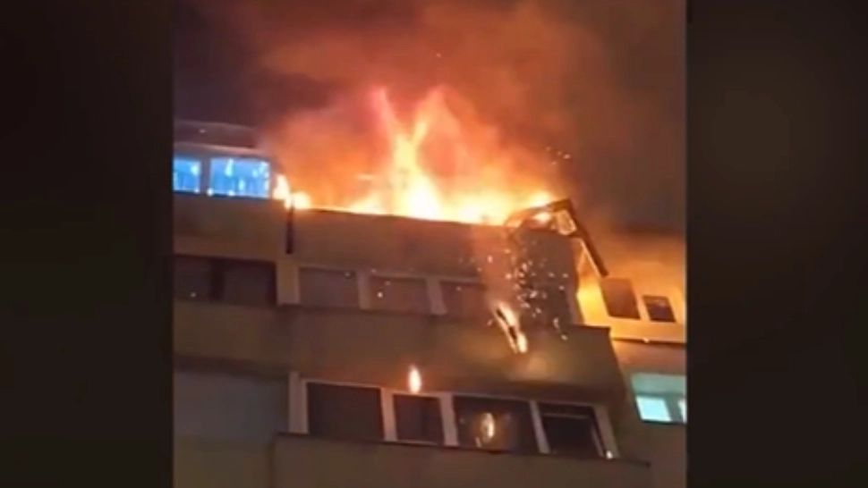 Explozie urmată de un incendiu într-un bloc din Brașov: un bărbat, transportat de urgență la spital