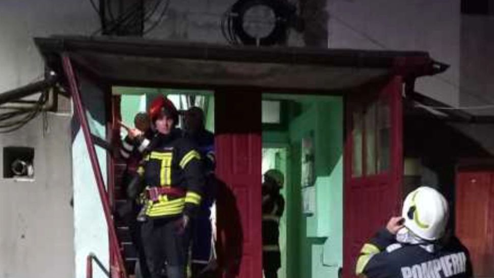 Explozie puternică într-o garsonieră din Vulcan: un bărbat, rănit grav 