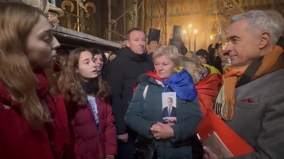 Moment inedit: Călin Georgescu, colindat în biserică - VIDEO 