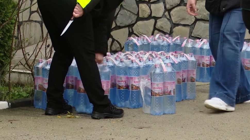 Bătaie de joc în Prahova: oamenii primesc, în continuare, apă cu porția VIDEO
