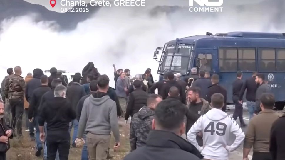 Fermieri greci în conflict cu autoritățile: aeroport închis și drumuri blocate în Creta. Proteste violente VIDEO