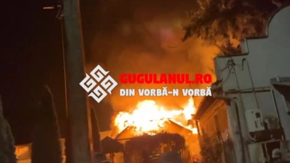 Incendiu puternic în Caraș-Severin, izbucnit din cauza scânteilor de la un coș de fum. Au fost afectate patru case 