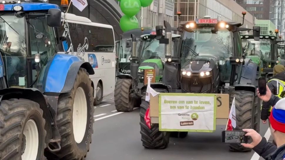 Summit UE, sub presiune: fermierii au blocat Bruxelles -ul cu sute de tractoare VIDEO