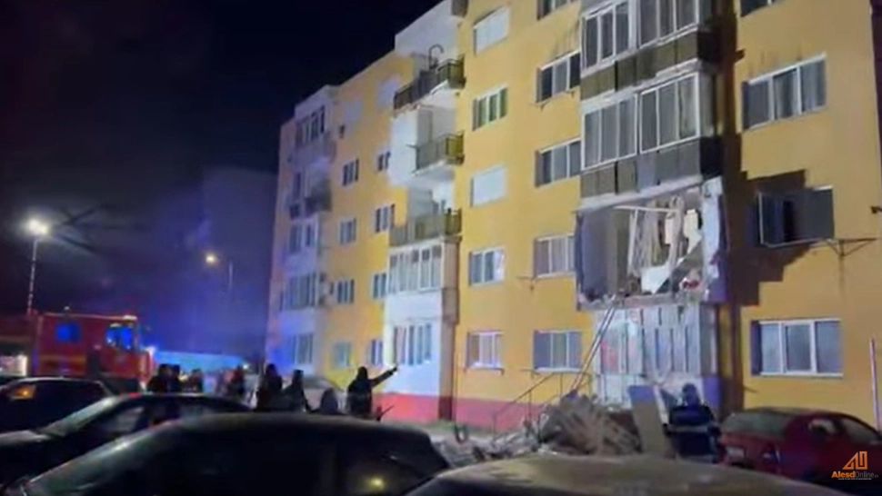 Explozie devastatoare într-un bloc din Bihor: o femeie, grav rănită după prăbușirea balconului