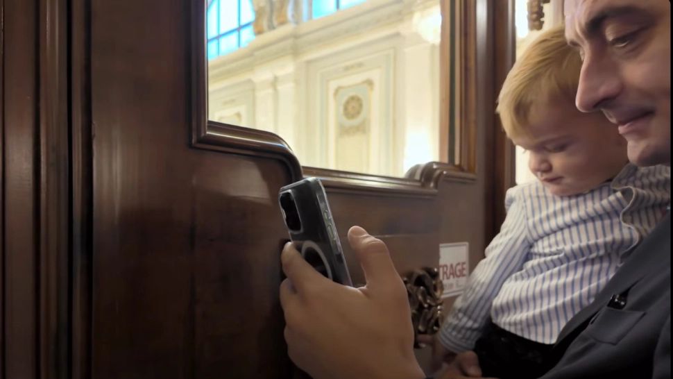 George Simion, momente emoționante alături de fiul său. Răducu l-a văzut pentru prima dată pe Moș Crăciun - VIDEO