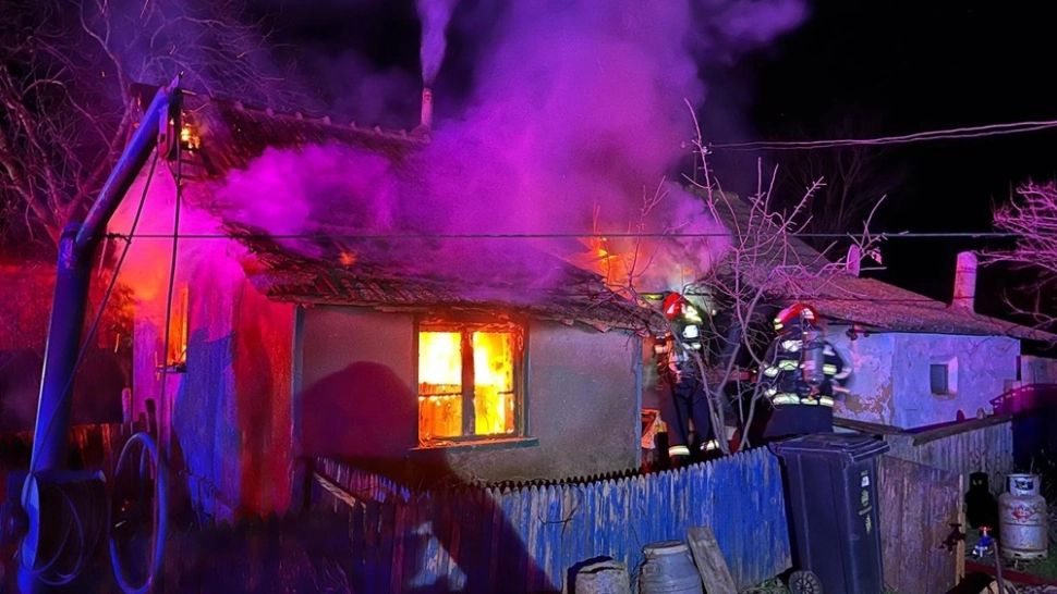 Incendiu devastator în Tulcea. Un bărbat a murit carbonizat, după ce i-a luat foc casa - FOTO