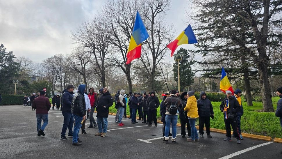 Protest spontan la compania de transport în comun din Constanța. Angajații cer demisia conducerii, iar transportul este blocat – VIDEO