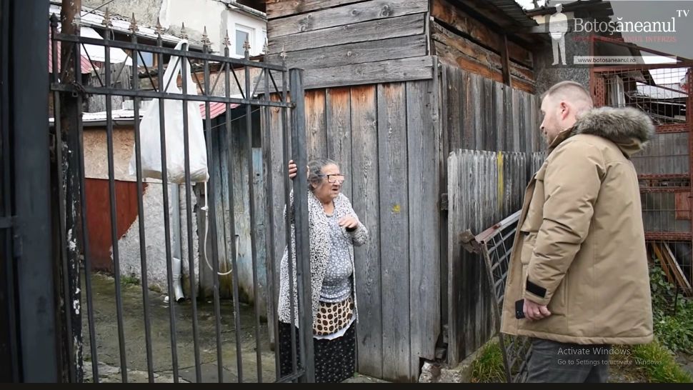 Bătrână sărmană, lăsată fără apă în ajun de sărbători, în România lui Bolojan. Femeia a izbucnit în lacrimi când a auzit că trebuie să achite mii de lei - VIDEO