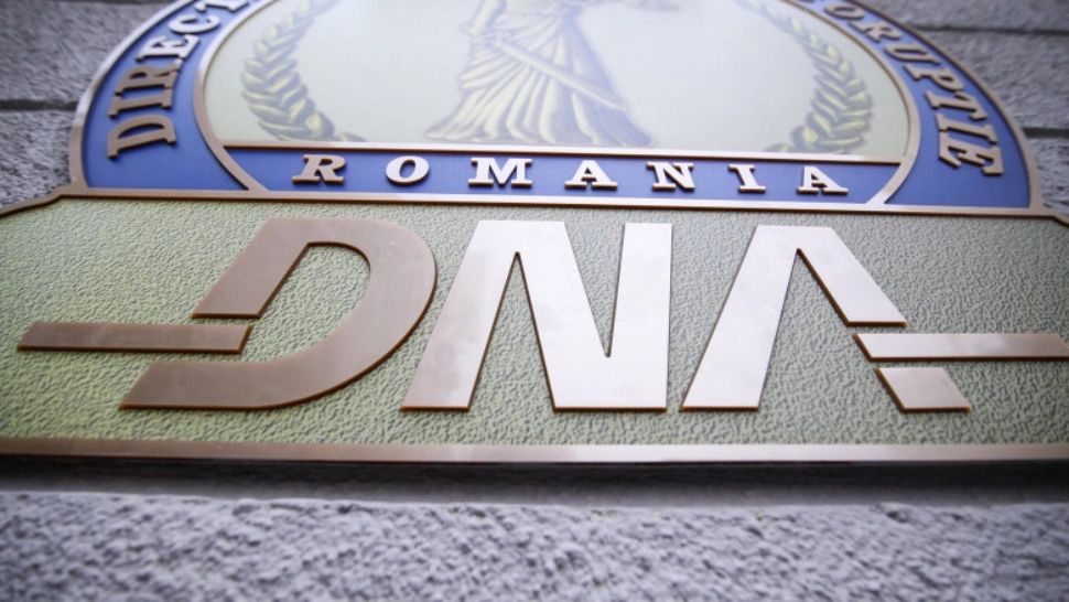 Polițist anticorupție prins în flagrant la Giurgiu. Ofițer de la Economic, reținut după ce a fost surprins primind mită 10.000 de lei în parcarea unui fast-food