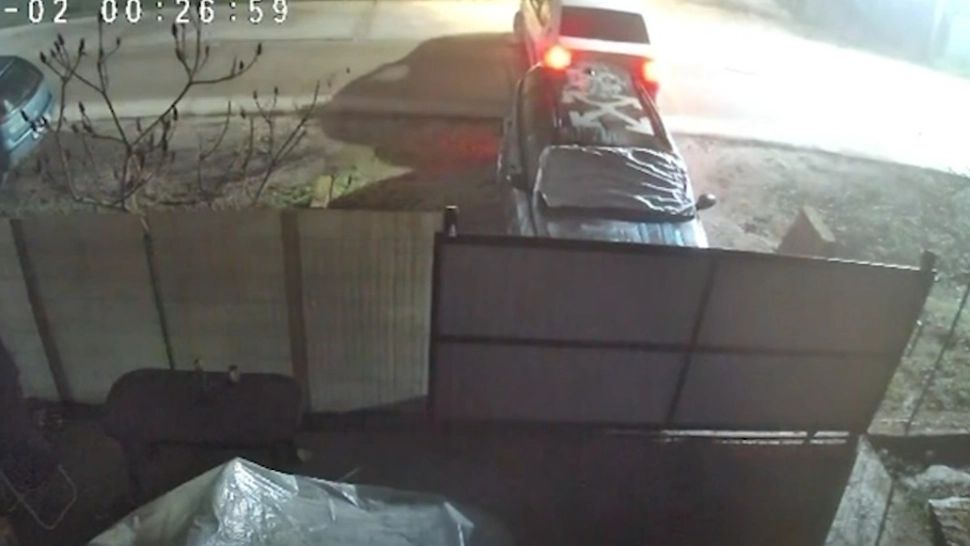 Autospecială de poliție surprinsă lovind o mașină parcată la poartă. Echipajul a părăsit locul accidentului înainte să fie observat - VIDEO