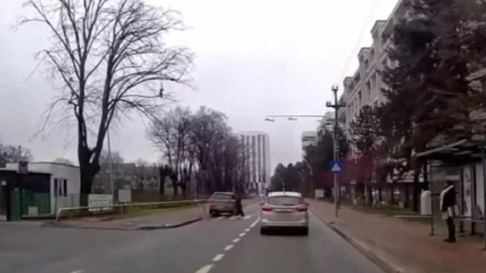 Depășire periculoasă pe trecerea de pietoni. Pieton, salvat în ultima clipă
