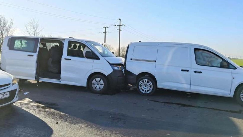  Accident rutier pe centura de vest a Ploieştiului. 18 persoane, între care șapte minori, implicate 