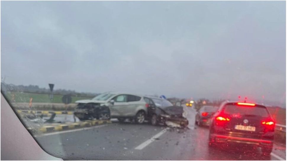 Trafic bolcat pe DN1. Două persoane au fost rănite în urma impactului dintre două mașini 