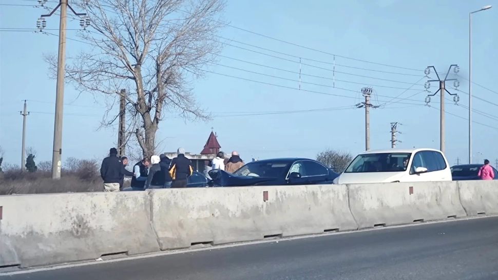 Accident grav la ieşirea de pe autostrda A4, în județul Constanța. Trei mașini s-au ciocnit violent, sunt implicate cinci persoane 