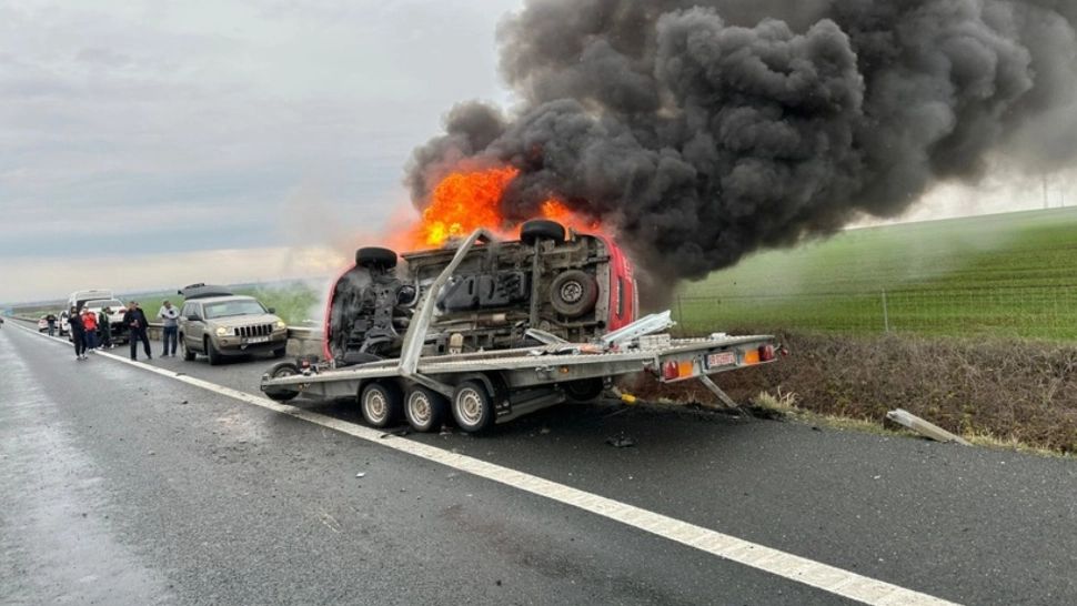 Incident grav pe autostrada A1, în județul Timiş. O ambulanţă pentru transport pacienţi cu dializă, aflată pe o platformă, a luat foc 
