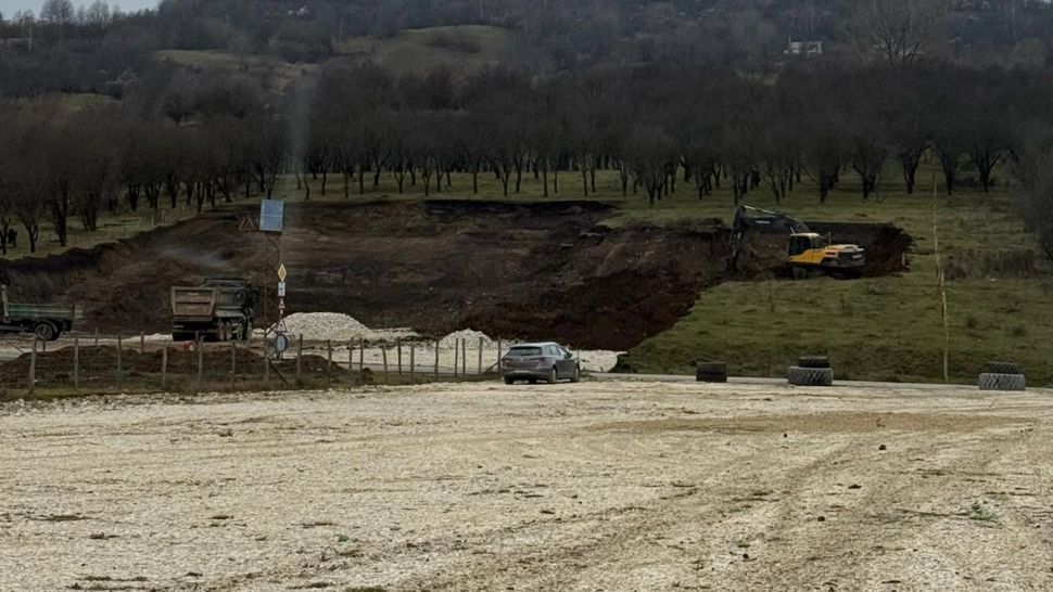 Halucinant! Doi „antreprenori” au făcut parcare în...albia unui rău! Garda de Mediu a intervenit la timp FOTO