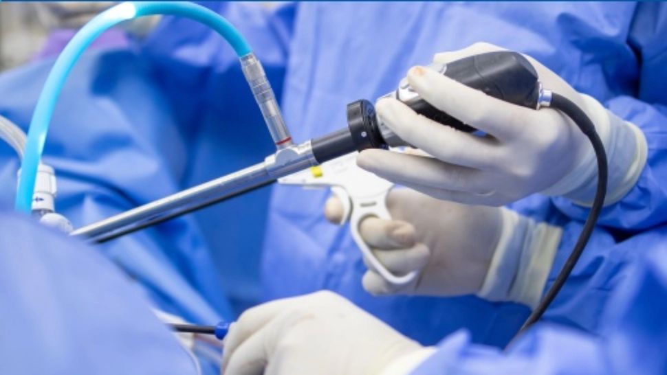 Intervenția care repară articulațiile prin incizii minime