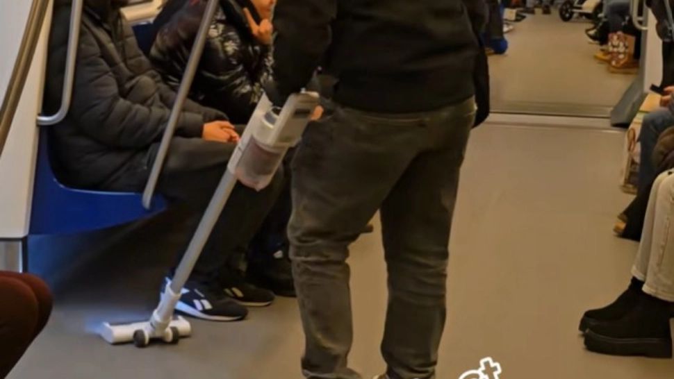 „Curățenie generală” la metrou. Momentul ireal în care un tânăr a început să dea cu aspiratorul printre călători VIDEO