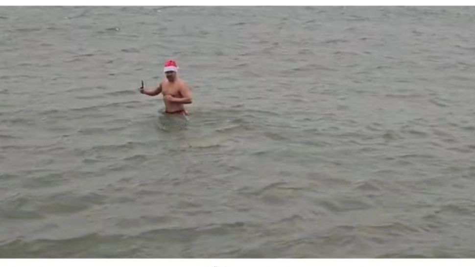 Un constănțean a serbat Crăciunul cu o baie în apa rece ca gheața a Mării Negre - VIDEO