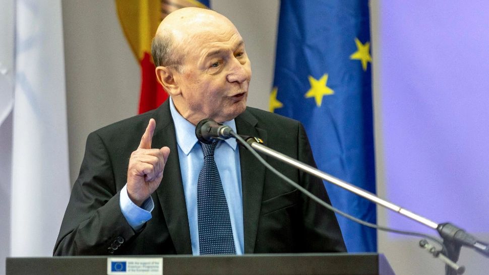 Traian Băsescu le recomandă românilor să lase mașinile acasă: Guvernul n-ar trebui sa intervină la prețul motorinei