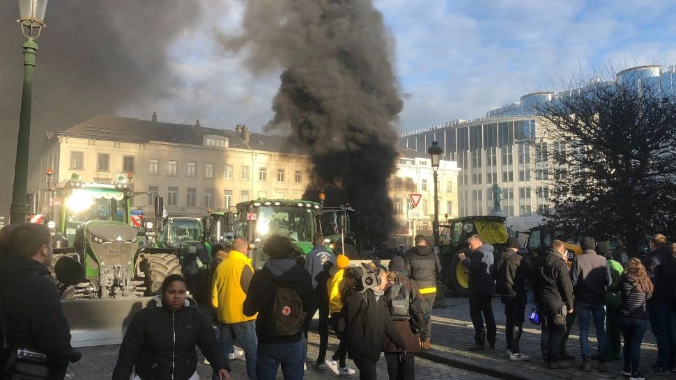 Război în toată regula, pe străzile din Bruxelles. Mii de fermieri au luat cu asalt capitala Uniunii Europene VIDEO