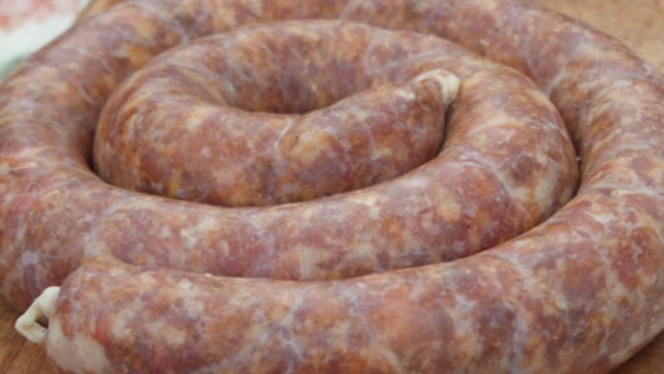 Câtă sare se pune la cârnații de casă? Rețeta bunicii care redă gustul din copilărie