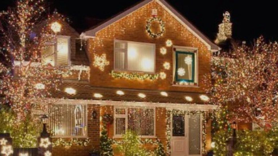 Tragedie înainte de sărbători: un bărbat a murit în timp ce instala decorațiuni luminoase pe casă