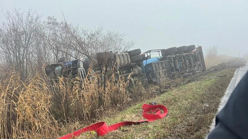 Cisterna încărcată cu GPL răsturnată pe marginea unui drum din Vaslui, repusă pe roți. Încărcătura va fi transvazată