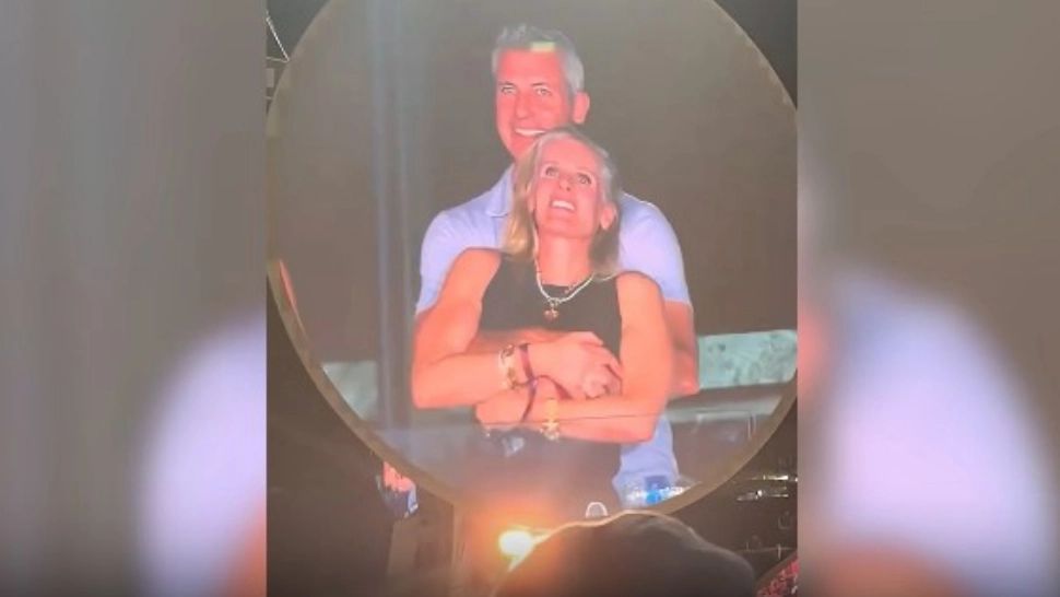 Angajata prinsă că s-a sărutat cu șeful la concertul Coldplay rupe tăcerea: „Nu am avut niciodată o relație!”