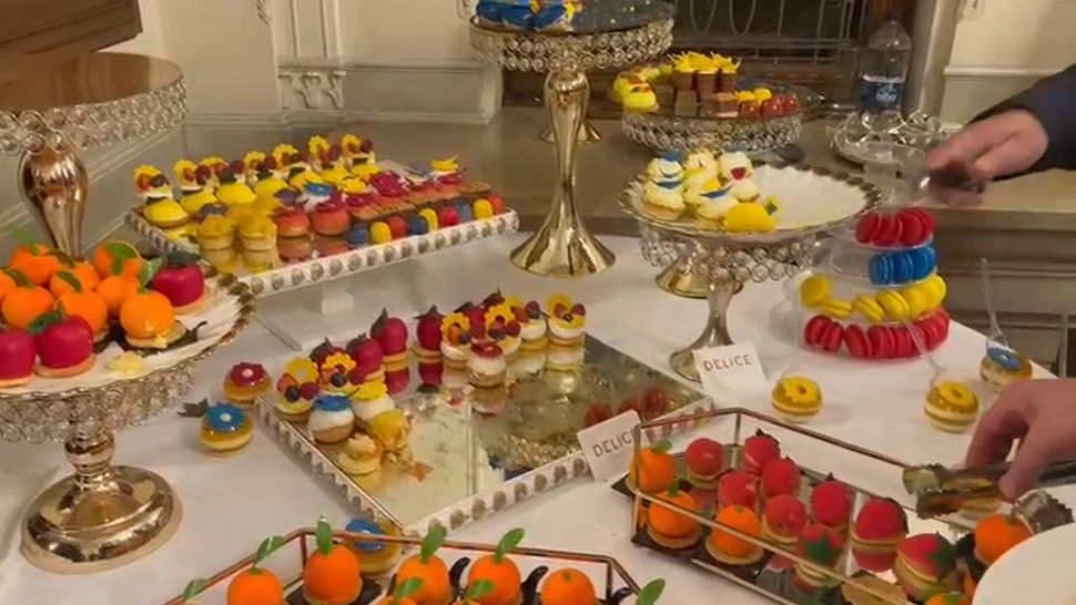 VIDEO. Cu ce s-au delectat invitații la recepția de la Palatul Cotroceni. Bucate pe alese, în culorile drapelului