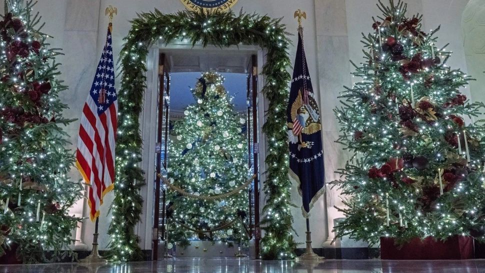 Imagini inedite de la Casa Albă! Melania Trump a pus decorațiunile de Crăciun: „Acasă este acolo unde se află inima”