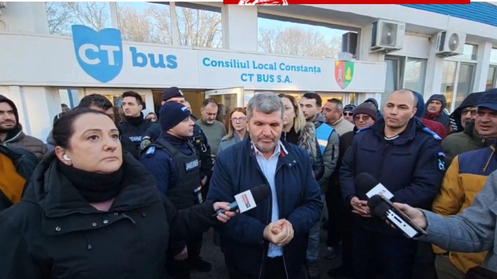 Scandal uriaș la Constanța. Șoferii de autobuz sunt în grevă spontantă, conducerea a chemat forțele de ordine. Transportul este paralizat – FOTO/VIDEO