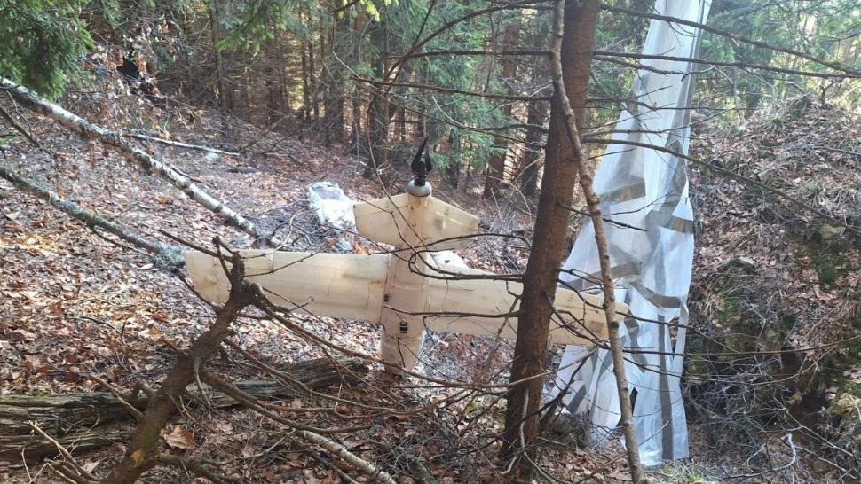 Resturile unei drone, descoperite într-o pădure din Argeș. Autoritățile sunt în alertă maximă