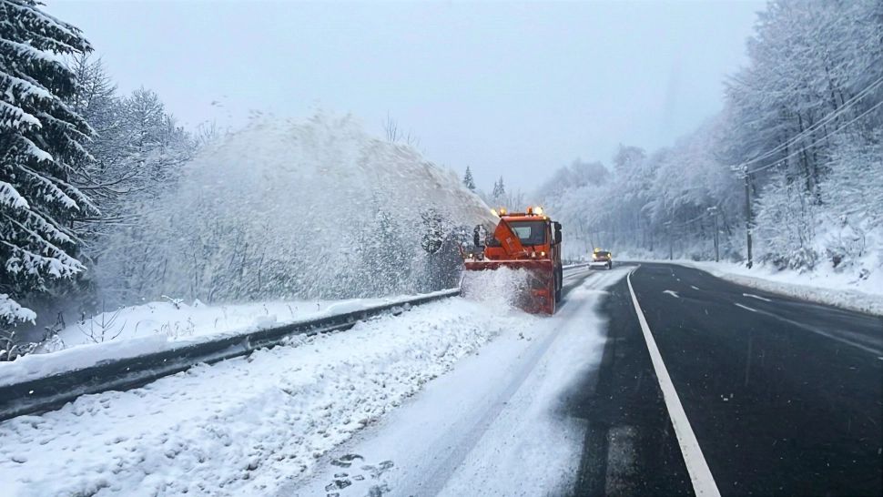 Iarnă în toată regula în România. Drumarii au intervenit pe trei drumuri naționale și două drumuri județene din Maramureș 