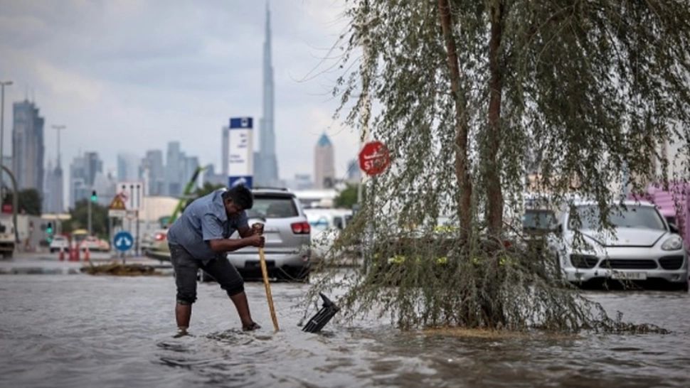 Furtună neobișnuită în Emiratele Arabe Unite: orașe inundate și trafic aerian dat peste cap