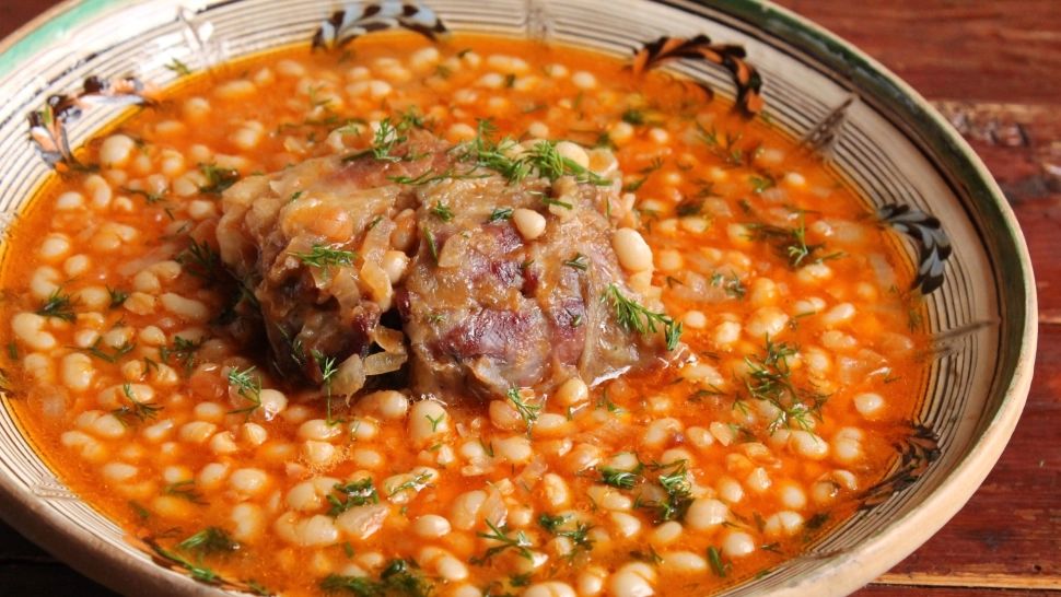 Fasole cu ciolan. Rețeta specială pentru Ziua Națională. Ingredientul secret care îi dă un gust deosebit 