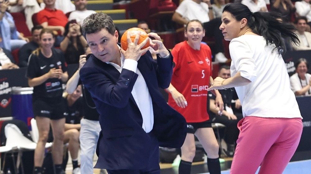 Nicușor Dan a reclamat la CCR legea care impune ca minimum 40% dintre sportivii dintr-o echipă să fie români