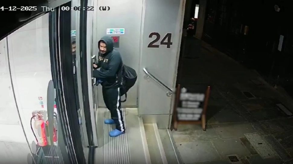 Cel mai nepregătit hoț: a vrut să spargă o corporație și a rămas cu mânerul ușii în mână