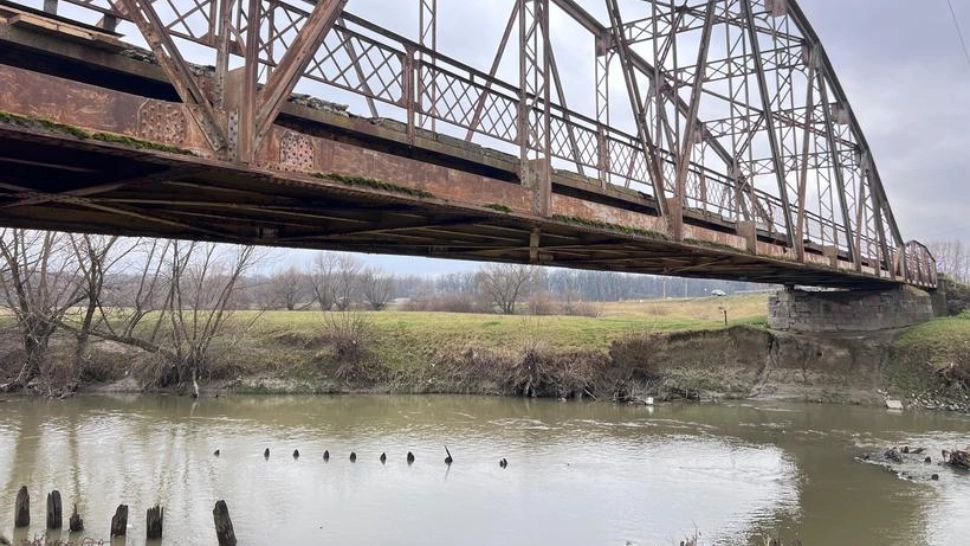 Atenție, șoferi! Un pod vechi de peste 100 de ani peste Olt, în pericol de prăbușire: anunul autorităților locale