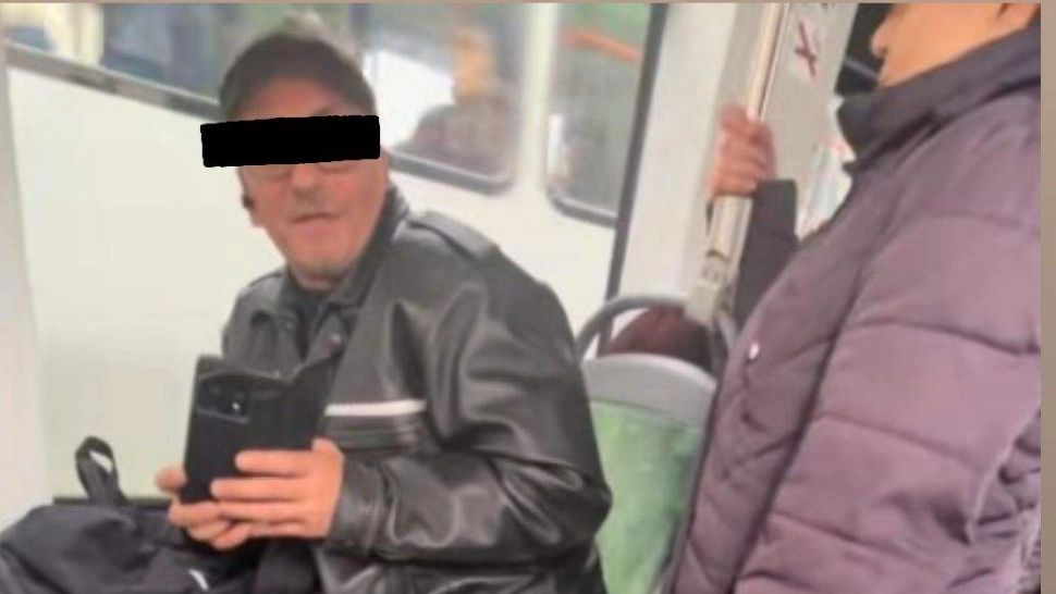 Incident revoltător în București: două eleve, hărțuite într-un tramvai pentru că își făceau temele