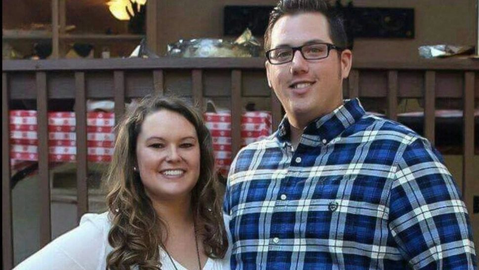 Scene cutremurătoare pentru un copil de doi ani. A fost găsit lângă părinții uciși, încercând să-i trezească