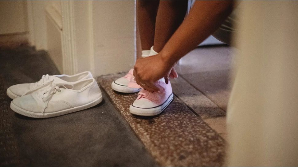 Motivul pentru care nu trebuie să mergi încălțat prin casă. Obiectele care pot deveni adevărate cuiburi de bacterii 