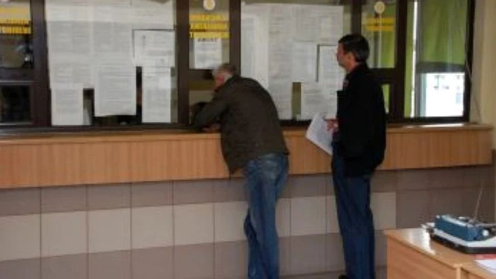 Proiect: amenzi uriașe pentru lipsa de respect la ghișee. Românii care se enervează vor scoate 20.000 de lei din buzunar