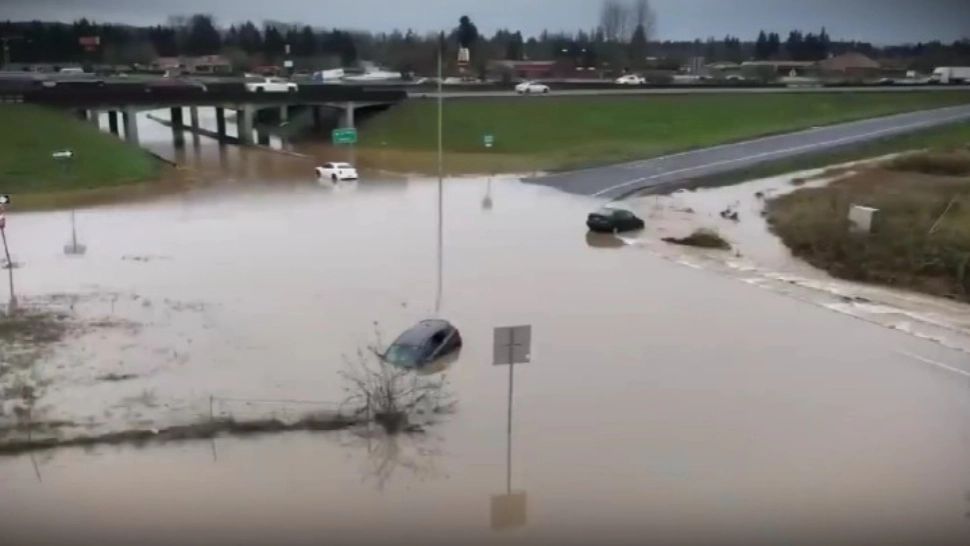 Risc de inundații în mai multe județe din țară: a fost emis un Cod portocaliu și unul galben