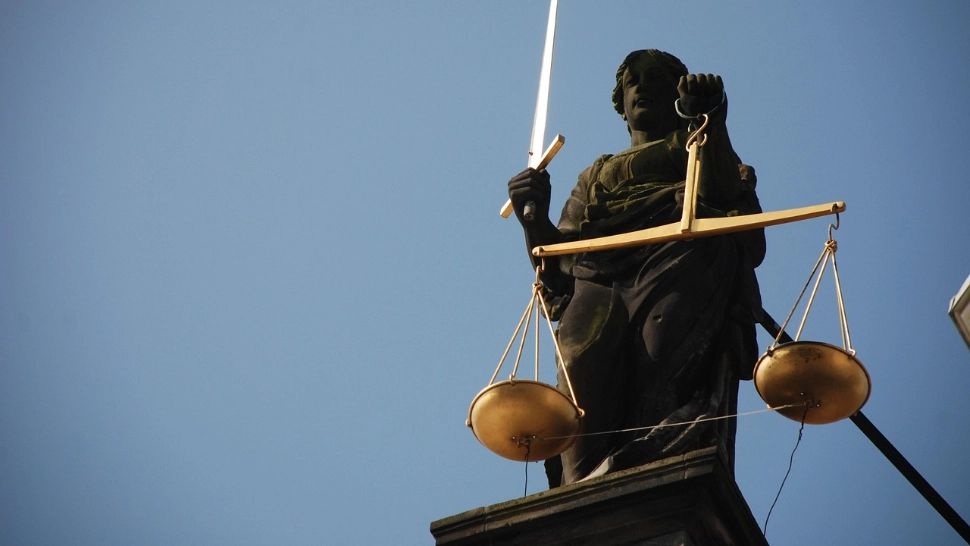 Doi bărbați, acuzați de o amplă fraudă fiscală: prejudiciu estimat la aproape 20 de milioane de lei din comerțul cu autoturisme