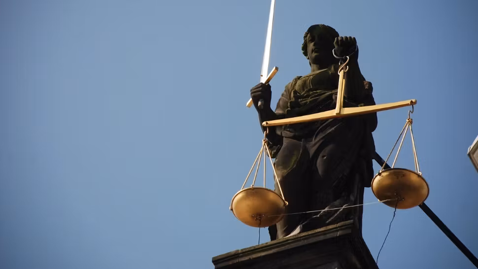 Fost edil din Brașov, în fața instanței: acuzat că a vândut ilegal terenuri ale comunei și a păstrat banii